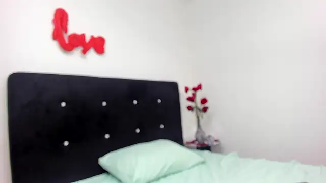 RoxanaBorns  online show from February 15, 2026, 4:31 am