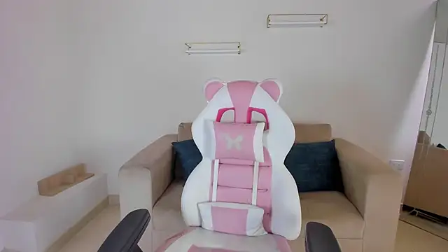 april smiith online show from September 18, 2025, 12:29 pm