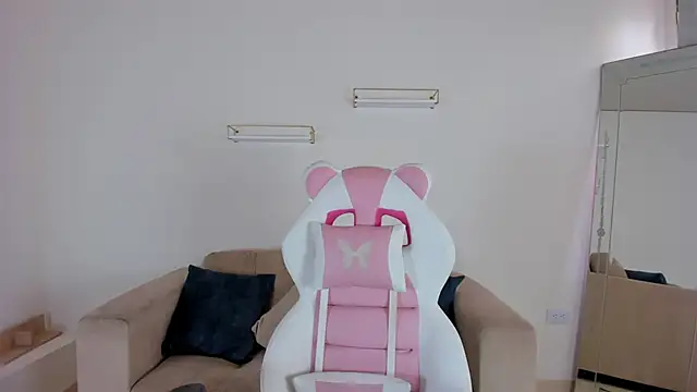 april smiith online show from September 25, 2025, 12:20 pm