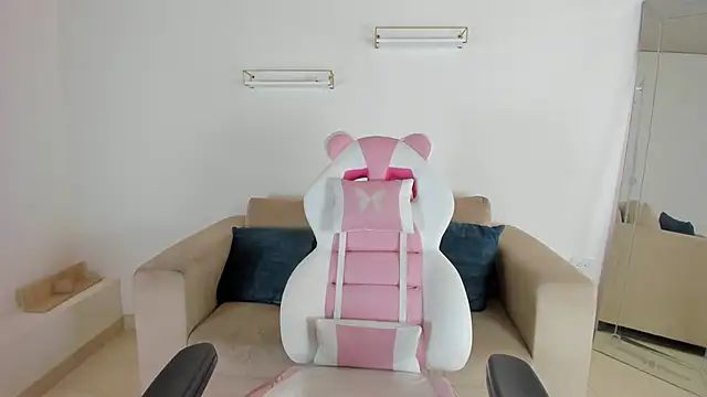 april smiith online show from October 3, 2025, 12:13 pm