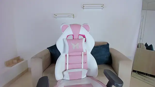 april smiith online show from October 6, 2025, 12:13 pm