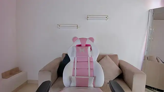 april smiith online show from October 21, 2025, 12:28 pm