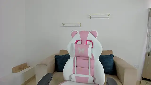 april smiith online show from November 5, 2025, 12:27 pm