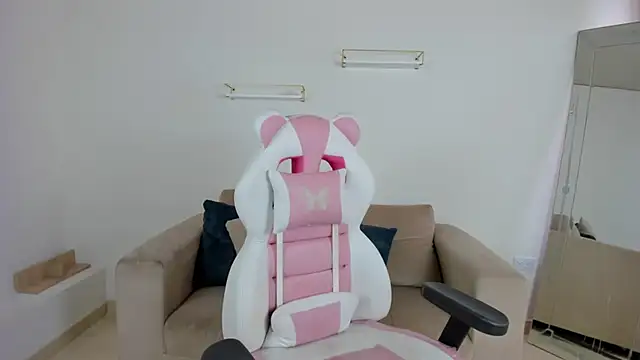 april smiith online show from December 4, 2025, 12:58 pm