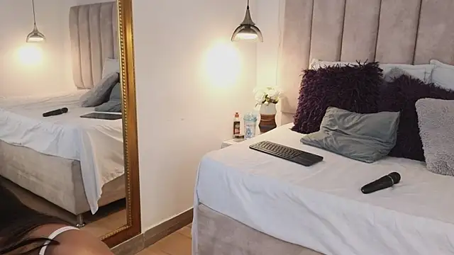 arianaa miller  online show from October 19, 2025, 7:25 pm