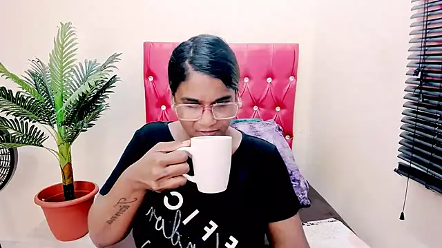 Strawberry Lips online show from November 19, 2025, 6:02 am