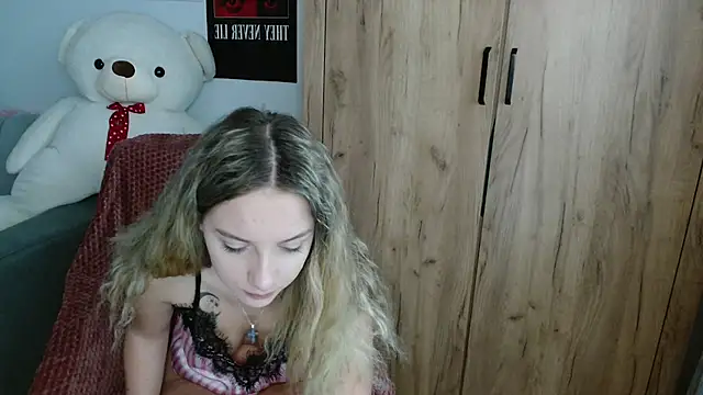 ScarlettSmithX online show from September 12, 2025, 5:40 am