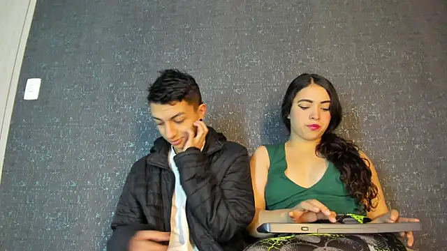 NickandAbby  online show from November 18, 2025, 12:42 pm