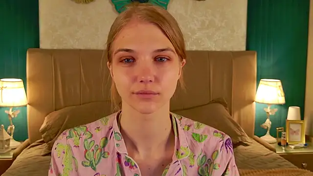 4example Chloe online show from April 13, 2026, 5:35 am