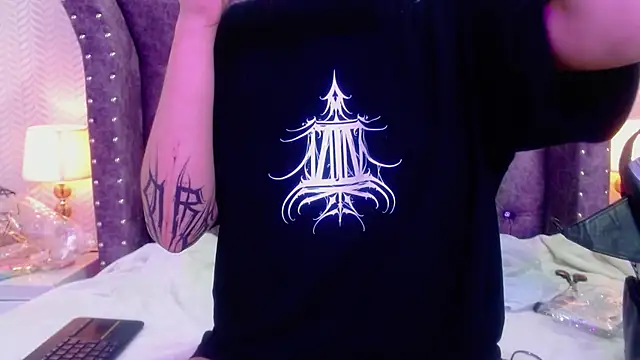 RavenLove  online show from November 4, 2025, 7:24 pm