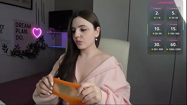 LiaWoow online show from September 30, 2025, 2:44 pm