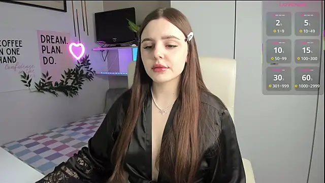 LiaWoow online show from October 13, 2025, 1:44 pm