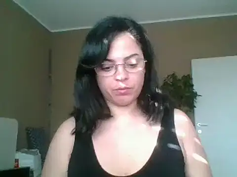 ITALIANASISIXX online show from April 16, 2026, 7:20 am