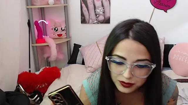 Snapshot of Tyna_Veliksa chatting on November 6, 2025, 1:23 pm Tyna Veliksa online show from November 6, 2025, 1:23 pm