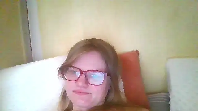 Snapshot of Moonolighta chatting on September 15, 2025, 10:48 am Moonolighta online show from September 15, 2025, 10:48 am