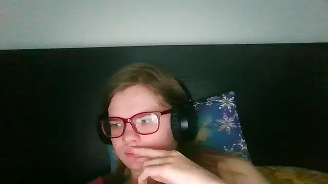 Snapshot of Moonolighta chatting on October 26, 2025, 7:47 am Moonolighta online show from October 26, 2025, 7:47 am