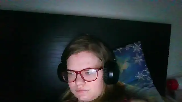 Snapshot of Moonolighta chatting on November 2, 2025, 7:22 am Moonolighta online show from November 2, 2025, 7:22 am