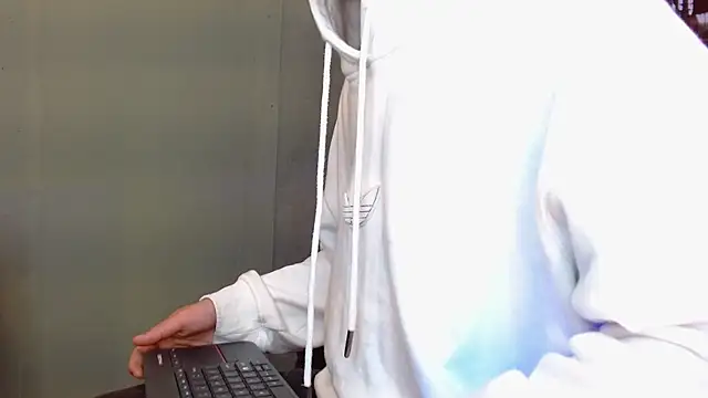 Snapshot of alexgiraldo__ chatting on May 4, 2026, 12:34 pm alexgiraldo online show from May 4, 2026, 12:34 pm