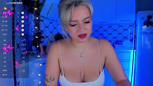 Snapshot of Candy_Mur chatting on October 9, 2025, 9:02 pm Candy Mur online show from October 9, 2025, 9:02 pm