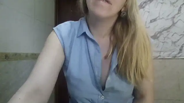 Snapshot of MiyaHottie chatting on April 28, 2026, 6:29 am MiyaHottie online show from April 28, 2026, 6:29 am