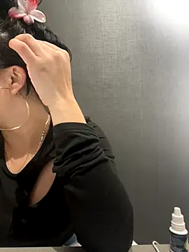 Emily Rivers  online show from October 22, 2025, 1:11 pm