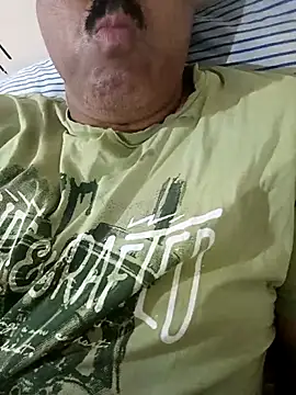 Snapshot of moonflower25 chatting on November 1, 2025, 1:40 am moonflower25 online show from November 1, 2025, 1:40 am