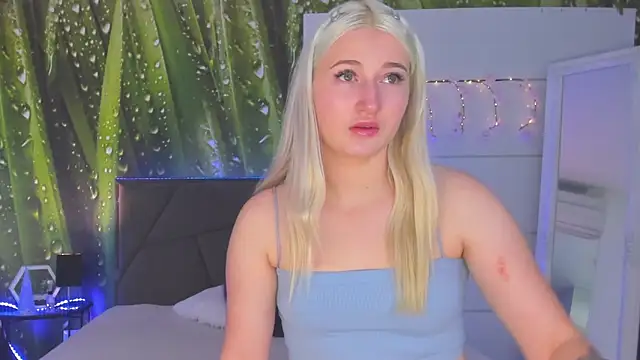 HollyTailors online show from November 18, 2025, 6:29 am