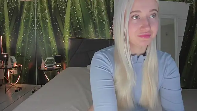 Snapshot of HollyTailors chatting on March 4, 2026, 6:30 am HollyTailors online show from March 4, 2026, 6:30 am