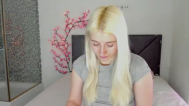 Snapshot of HollyTailors chatting on March 5, 2026, 1:18 pm HollyTailors online show from March 5, 2026, 1:18 pm