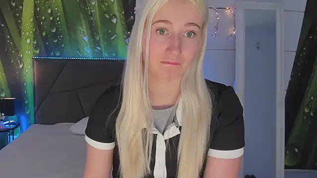 Snapshot of HollyTailors chatting on March 6, 2026, 6:43 am HollyTailors online show from March 6, 2026, 6:43 am