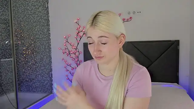 Snapshot of HollyTailors chatting on March 15, 2026, 1:06 pm HollyTailors online show from March 15, 2026, 1:06 pm