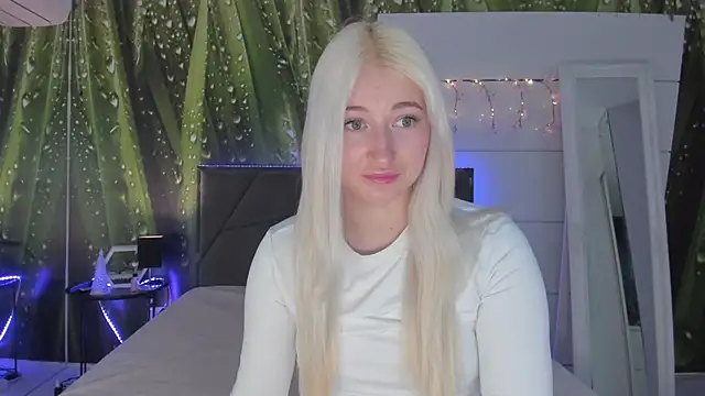 Snapshot of HollyTailors chatting on March 18, 2026, 6:27 am HollyTailors online show from March 18, 2026, 6:27 am