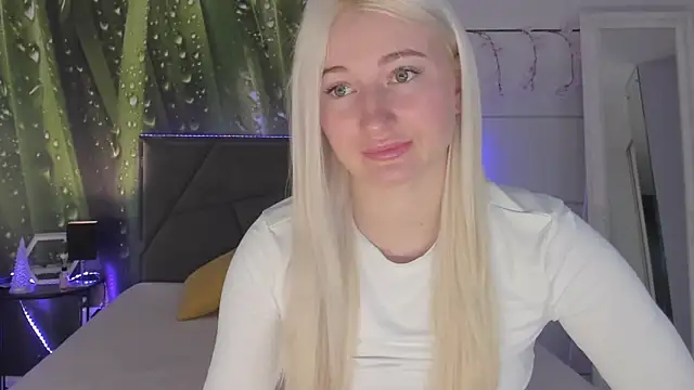 Snapshot of HollyTailors chatting on March 19, 2026, 6:28 am HollyTailors online show from March 19, 2026, 6:28 am