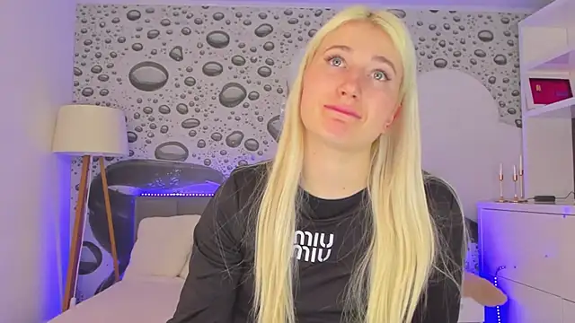 Snapshot of HollyTailors chatting on March 28, 2026, 1:22 pm HollyTailors online show from March 28, 2026, 1:22 pm