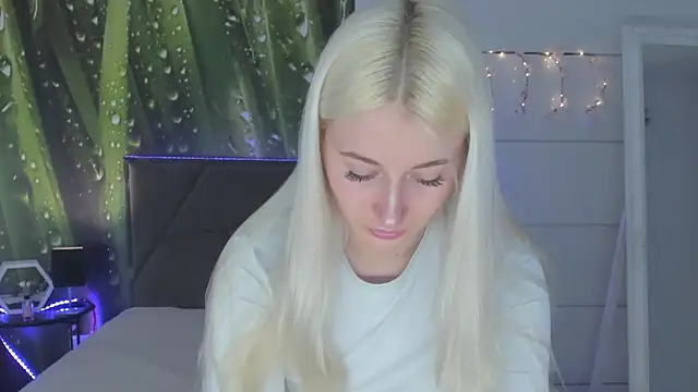 Snapshot of HollyTailors chatting on March 30, 2026, 5:41 am HollyTailors online show from March 30, 2026, 5:41 am