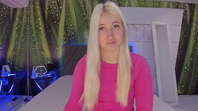 Snapshot of HollyTailors chatting on April 1, 2026, 5:30 am HollyTailors online show from April 1, 2026, 5:30 am