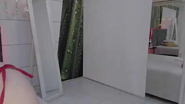 Snapshot of HollyTailors chatting on April 2, 2026, 5:38 am HollyTailors online show from April 2, 2026, 5:38 am