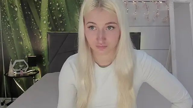 Snapshot of HollyTailors chatting on April 3, 2026, 5:38 am HollyTailors online show from April 3, 2026, 5:38 am