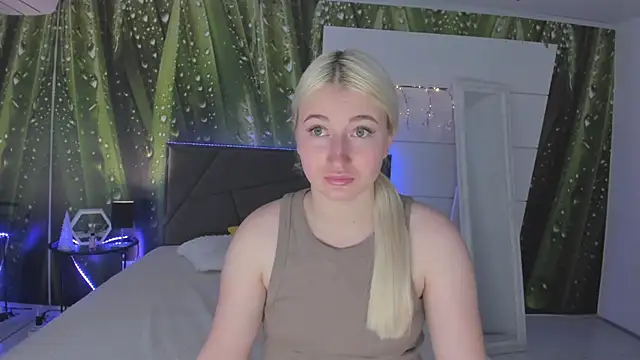 Snapshot of HollyTailors chatting on April 7, 2026, 5:30 am HollyTailors online show from April 7, 2026, 5:30 am