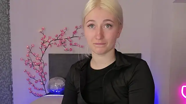 Snapshot of HollyTailors chatting on April 11, 2026, 12:31 pm HollyTailors online show from April 11, 2026, 12:31 pm