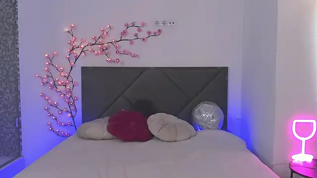 Snapshot of HollyTailors chatting on April 14, 2026, 12:22 pm HollyTailors online show from April 14, 2026, 12:22 pm