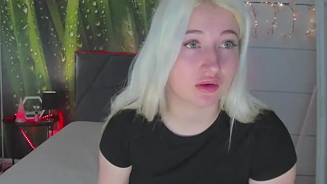 Snapshot of HollyTailors chatting on April 15, 2026, 5:36 am HollyTailors online show from April 15, 2026, 5:36 am