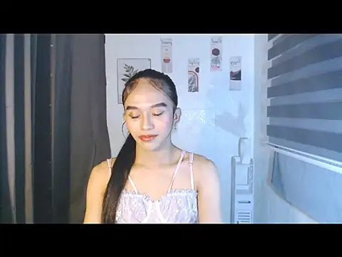 Snapshot of LauraSoHot chatting on September 13, 2025, 1:44 pm LauraSoHot online show from September 13, 2025, 1:44 pm