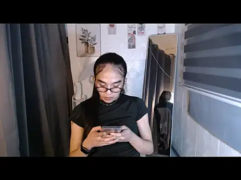 Snapshot of LauraSoHot chatting on September 27, 2025, 7:57 am LauraSoHot online show from September 27, 2025, 7:57 am