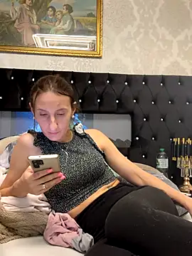 Emilia Mausi online show from November 17, 2025, 6:24 pm