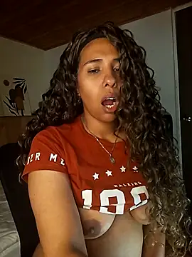 Snapshot of IVONNE_COLLINS33 chatting on November 4, 2025, 12:54 am IVONNE COLLINS33 online show from November 4, 2025, 12:54 am