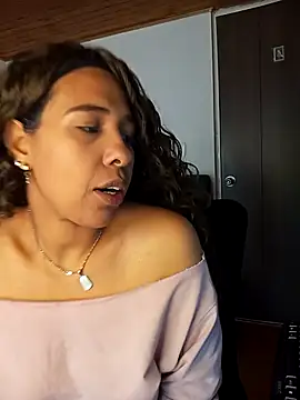 Snapshot of IVONNE_COLLINS33 chatting on November 4, 2025, 3:22 pm IVONNE COLLINS33 online show from November 4, 2025, 3:22 pm