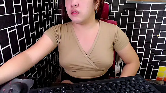 Snapshot of xUrDreamSlutWhore chatting on September 12, 2025, 2:11 am xUrDreamSlutWhore online show from September 12, 2025, 2:11 am