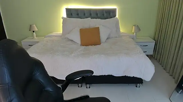 Catti Brie online show from October 25, 2025, 1:46 am