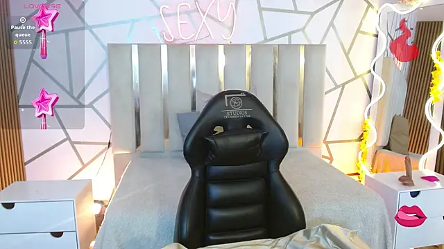 CYRUS TAY online show from December 18, 2025, 12:33 pm